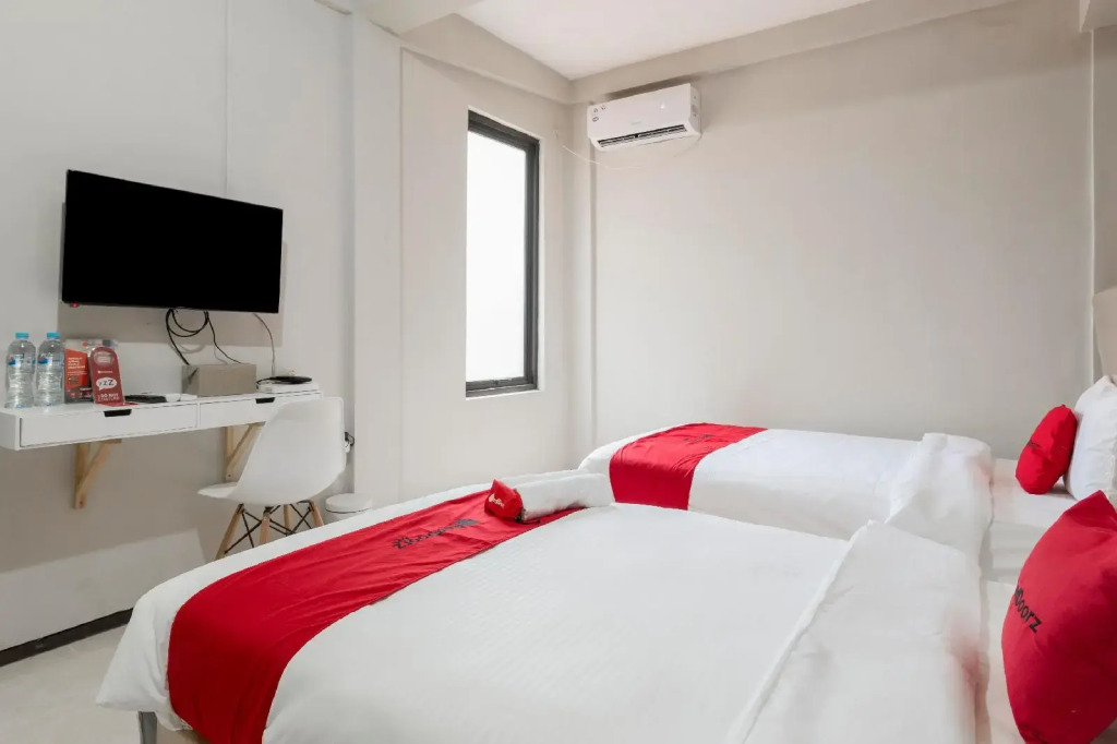 RedDoorz near Grand City Mall 2