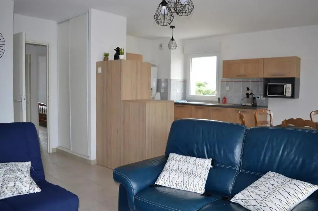 Appartement spacieux avec balcon - à 50m de la plage