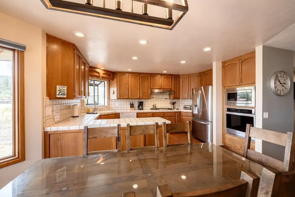 26 - Lakefront Chalet 3 Bedroom Home by Redawning