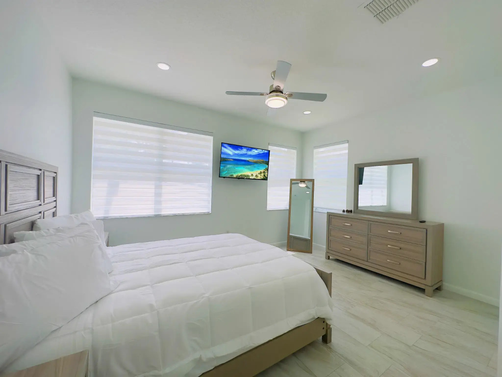 Luxury 4Bd Home Near Disney w/Pool (1653 PR), Davenport, US