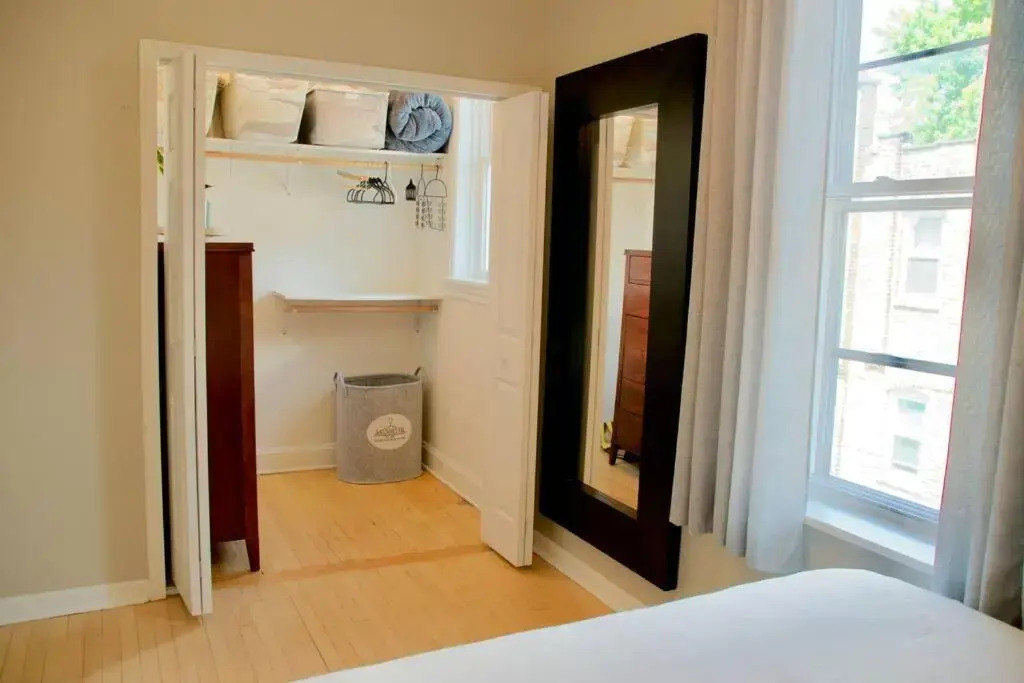 Sunny, Spacious, 3BR 1BA Davlin INN Chicago