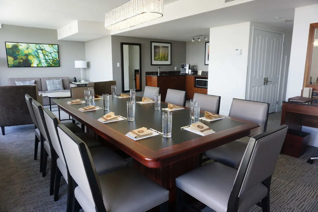 DoubleTree by Hilton Hotel & Suites Victoria