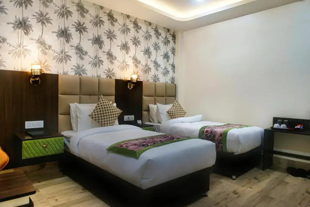 7 Mirror Hotel