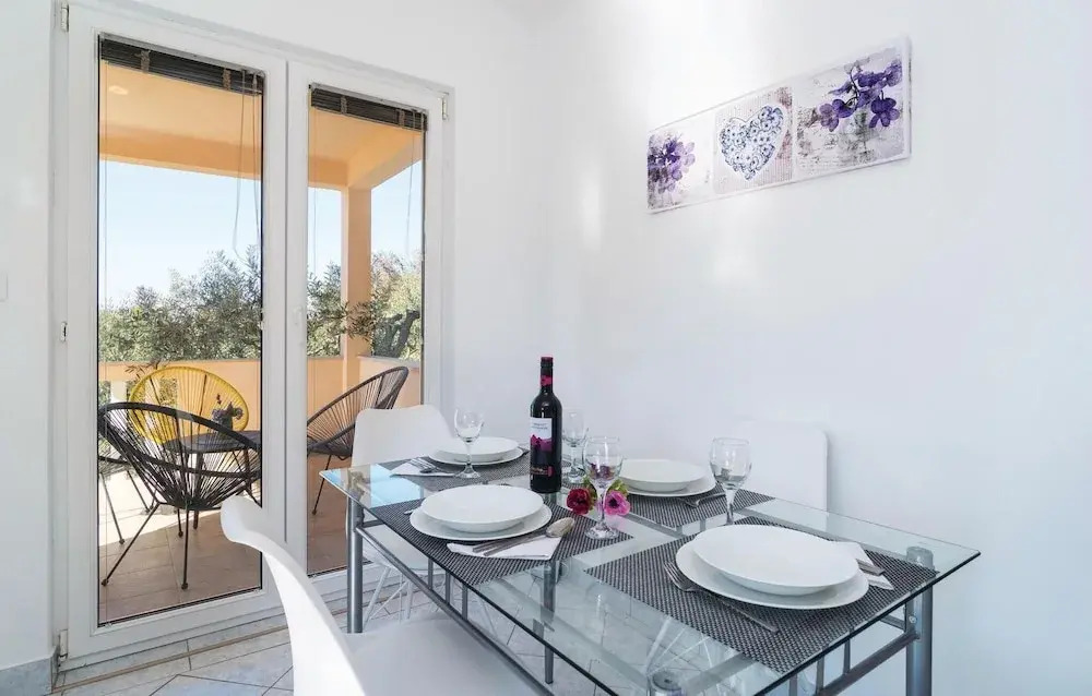Amazing Home in Sutivan with Hot Tub, WiFi & 3 Bedrooms