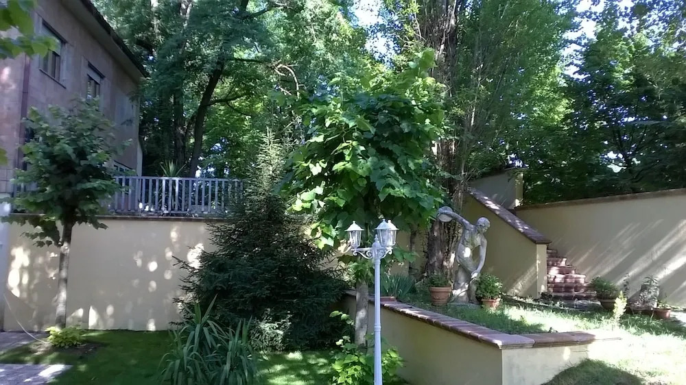Villa Cardinal Apartments