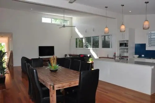 10 Double Island Drive Modern Family Home Centrally Located Swimming Pool & Outdoor Area