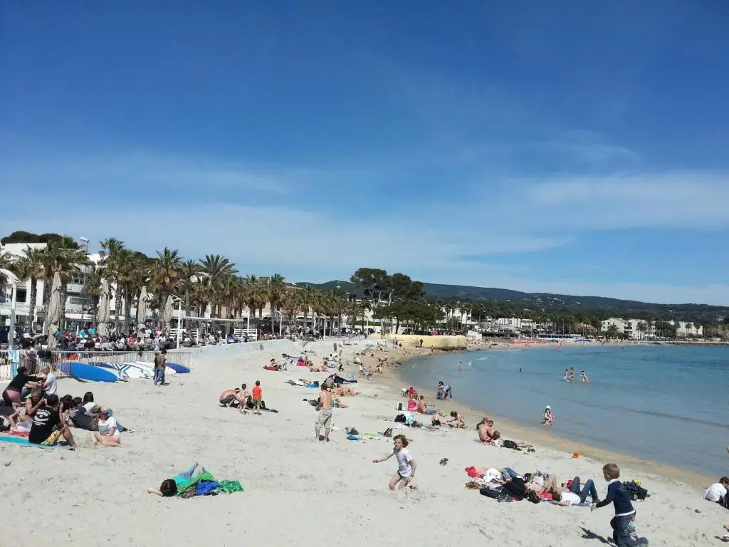 Appartement récent, plages à pied, 3 chambres, 95 M2, jardin et parking