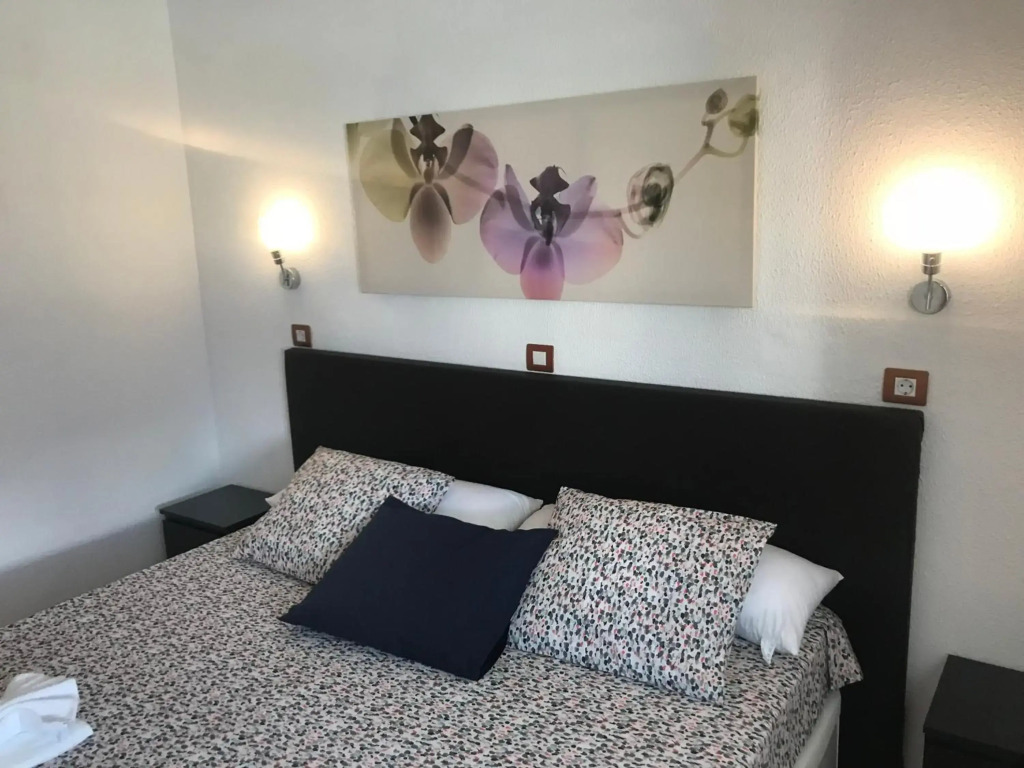 5 min walk from Yumbo 309