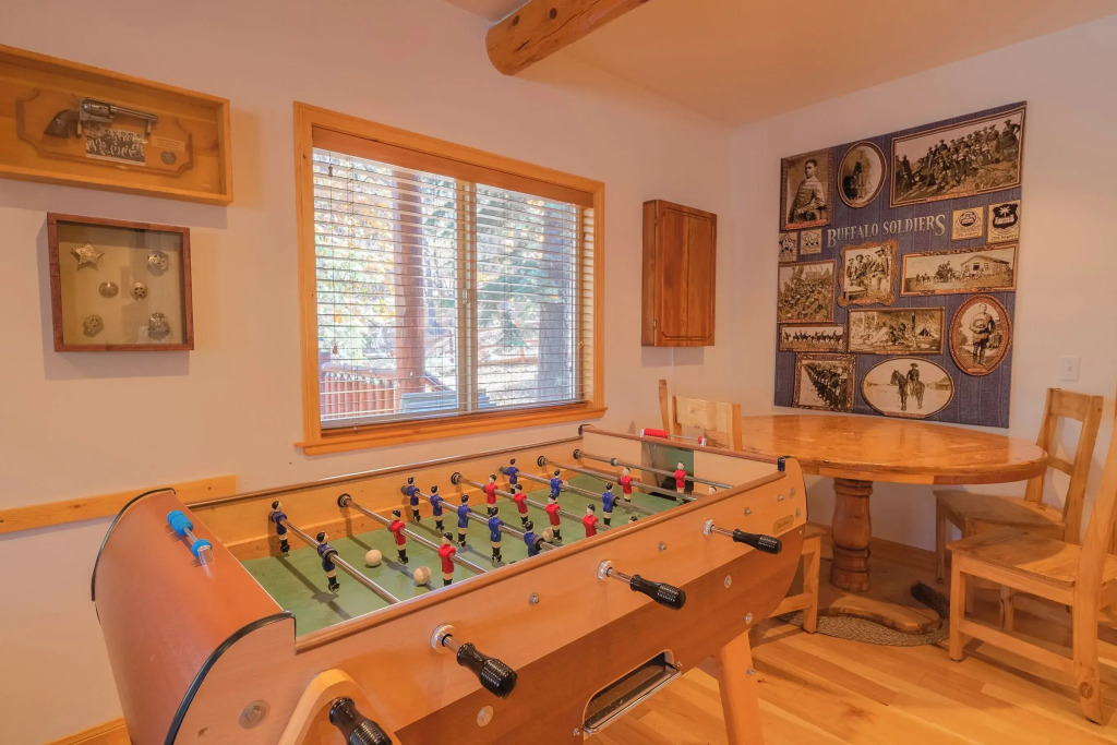 Bearfoot Bungalow - Premium and spacious home close to the National Forest and The Village