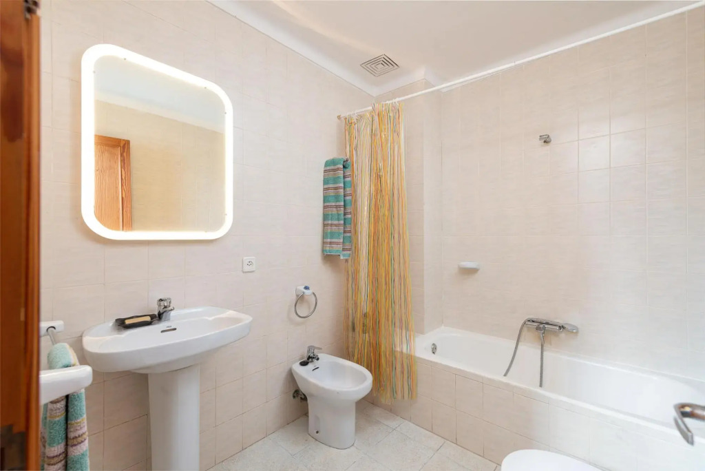 LA CASA DEL FAR - Wonderful semi-detached house facing the sea in Alcanada. Free WiFi.