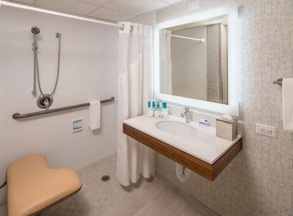 Holiday Inn Express & Suites Springfield by IHG