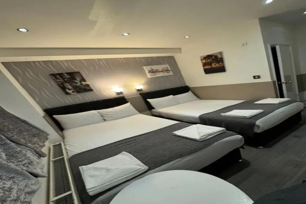 Tonys House Hotel