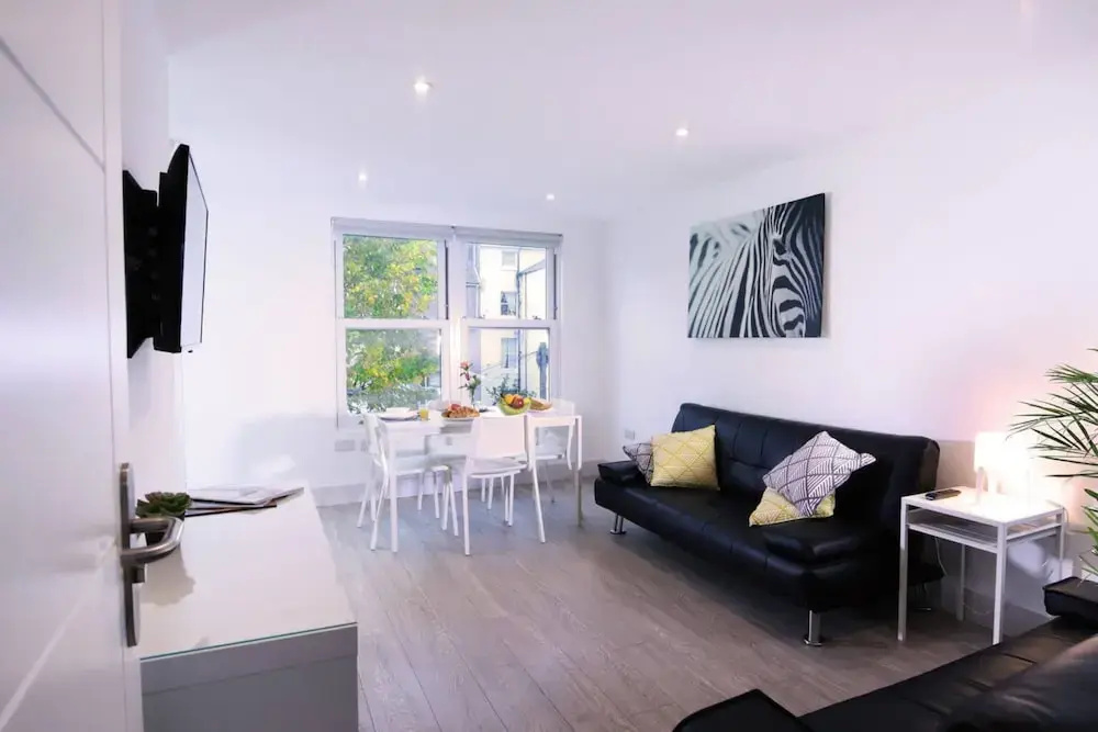 Modern Sea Front Apartment Sleeps 10