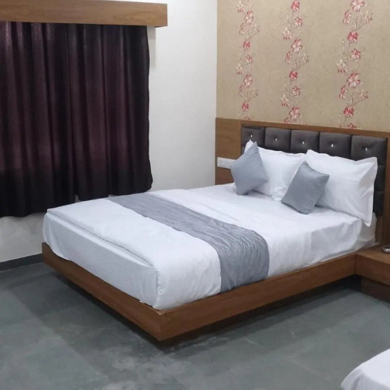 Hotel S G, Vadodara