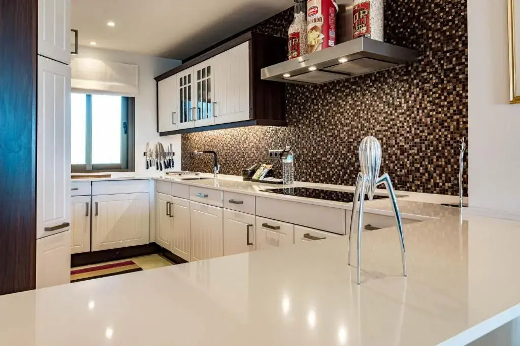 CB1- Sweet flat, shared pool in perfect location