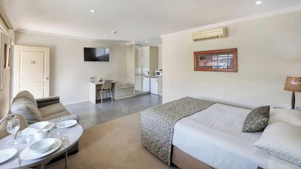 The Saltbush Motor Inn