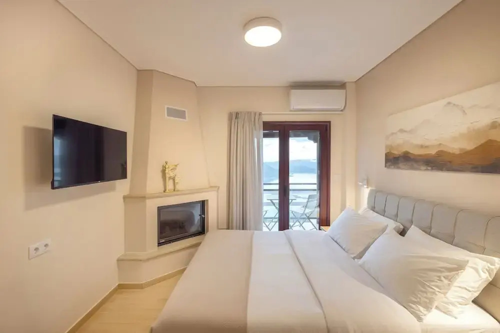 Lake Kremasta Hotel