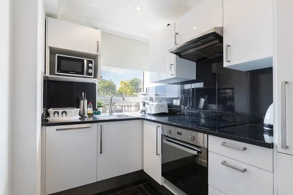 Three Bed Greville Luxury Apt Parking 1