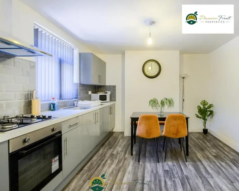 3 Bedroom Coventry House By Passionfruitproperties with Free Wi-fi, Large Garden and Driveway - 52NRC
