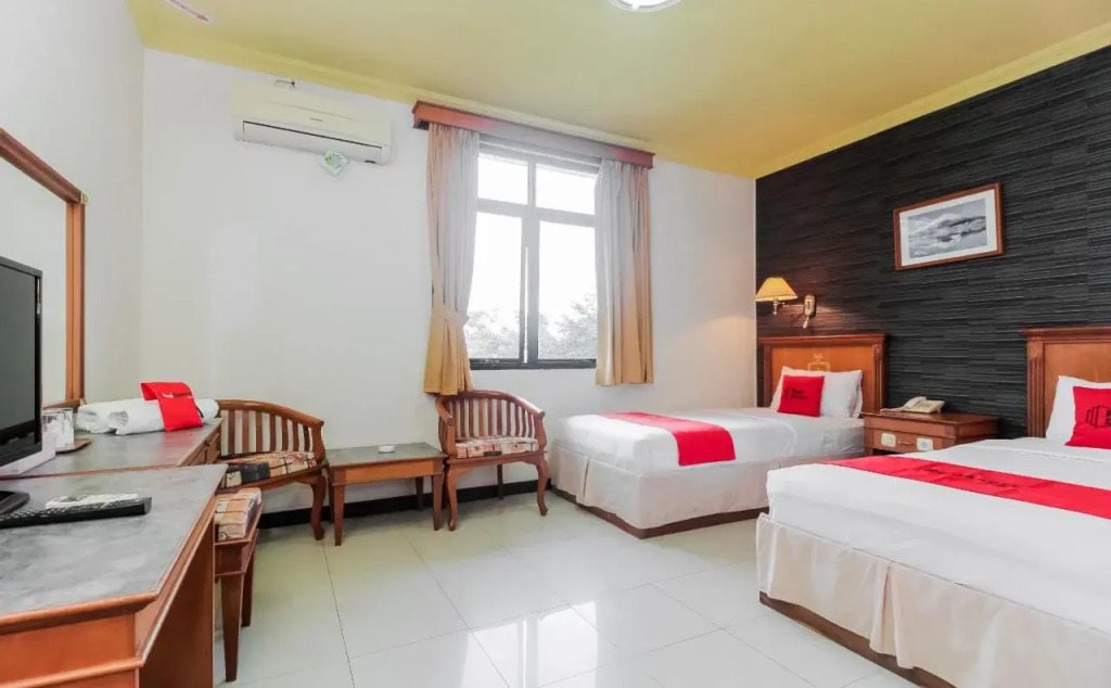 RedDoorz Plus near Depati Amir Airport