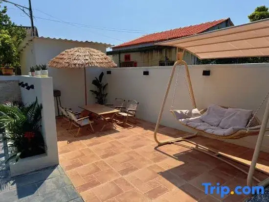 Island Shine Coral Stone Courtyard Hostel (Shell Beach Branch)