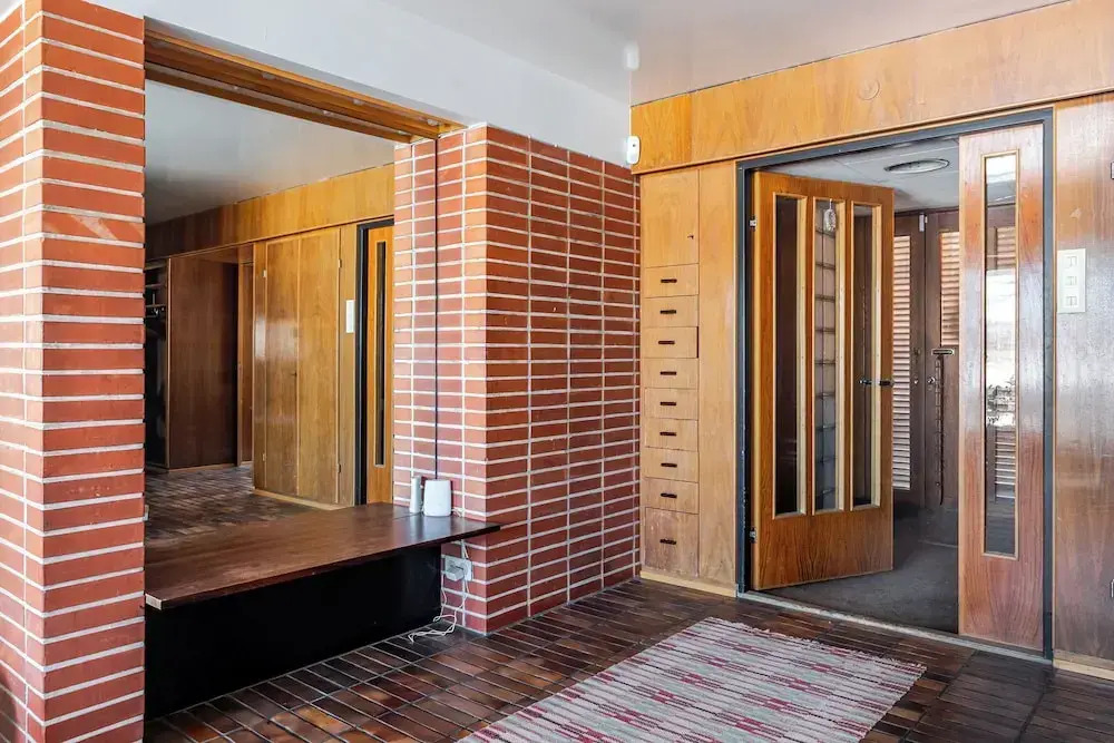 Lakefront House with 5 BR and Sauna