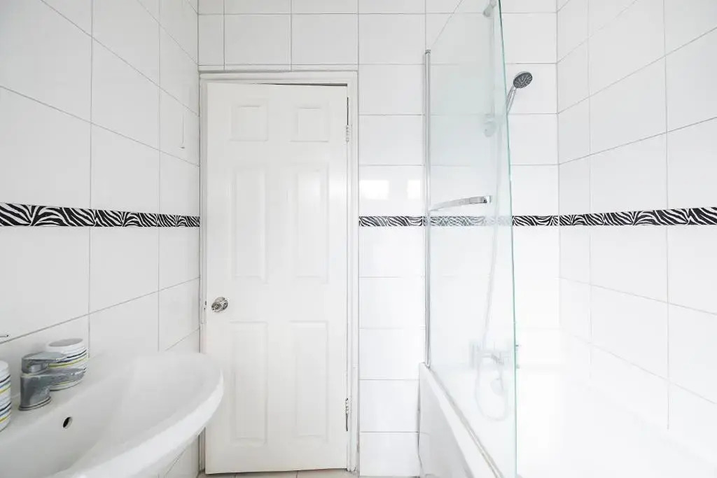4 Bedrooms Self Catering Dagenham House, Free Wifi & Netfix