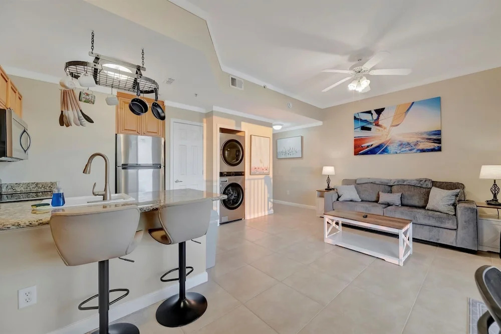 Sunsets Waterview Balcony Queen Bed Heated Pool