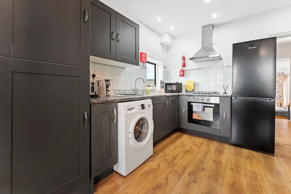3 Bed Flat - Sleeps 8 - Parking - Wifi