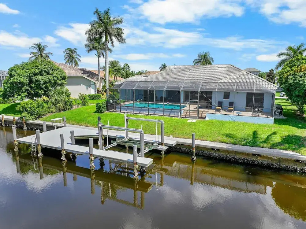 Quiet Waterfront Home With Pool, Dock and Bicycles