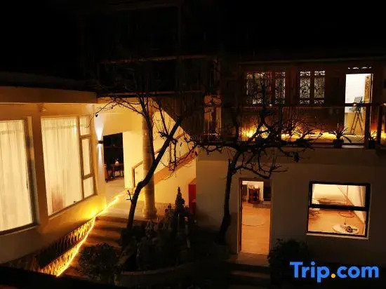 Lakeside Bliss Courtyard