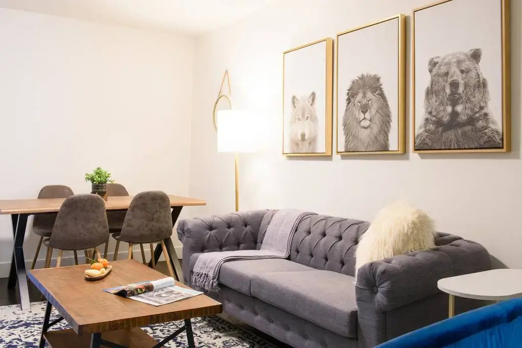 39-3 Newly Renovated 3 BR Prime Midtown Sleeps 6