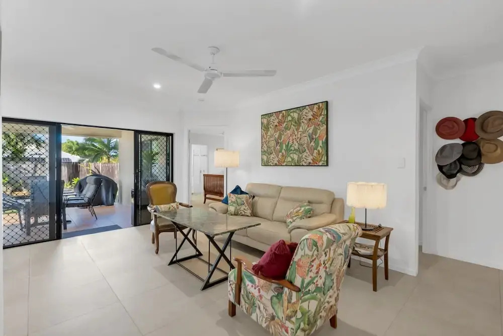 3-bed Family Home With Pool & BBQ by the Beach