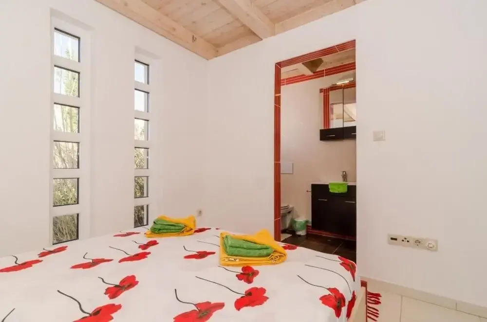 Villa Avoca - Four Bedroom Apartment With Two Balconies and Swimming Pool ID Direct Booker 2124