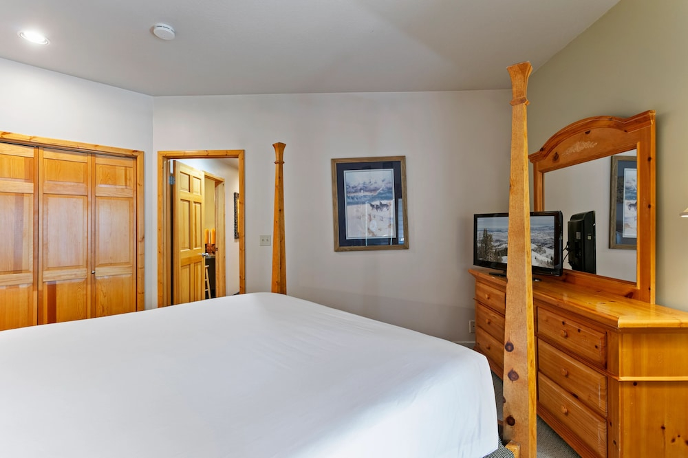 Bristlecone at Deer Valley Resort - Three Bedroom Condo with Hot Tub #201 3 Condo