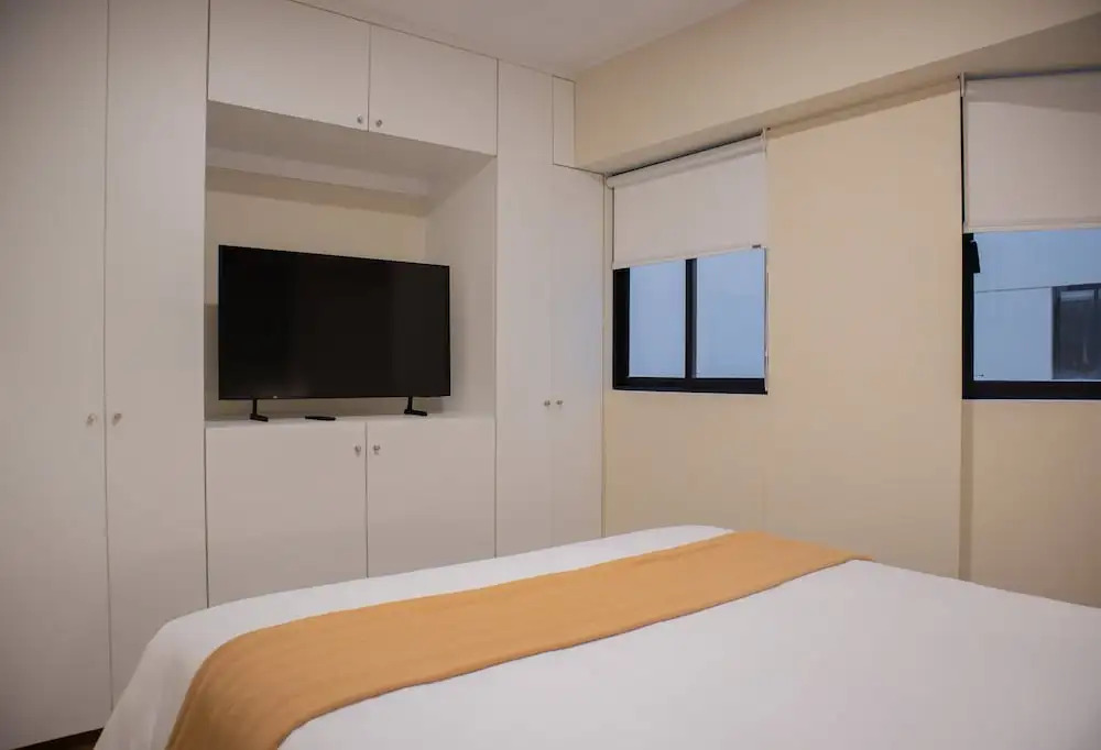w Modern 2BR w Scenic Balcony Close to Kennedy Park