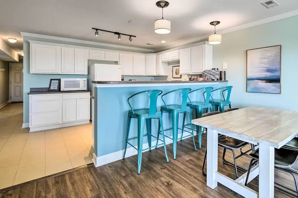 Oak Island Condo - Walk to the Beach!