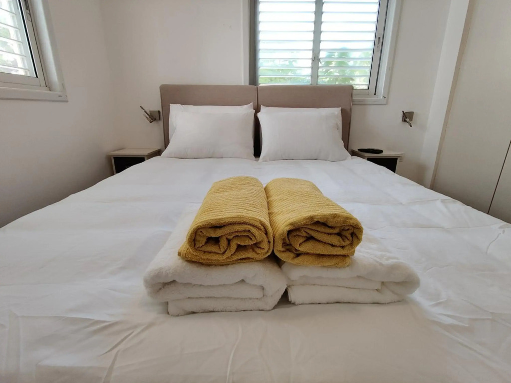 2BDR Holiday Home by Mezizim Beach and TLV Port!