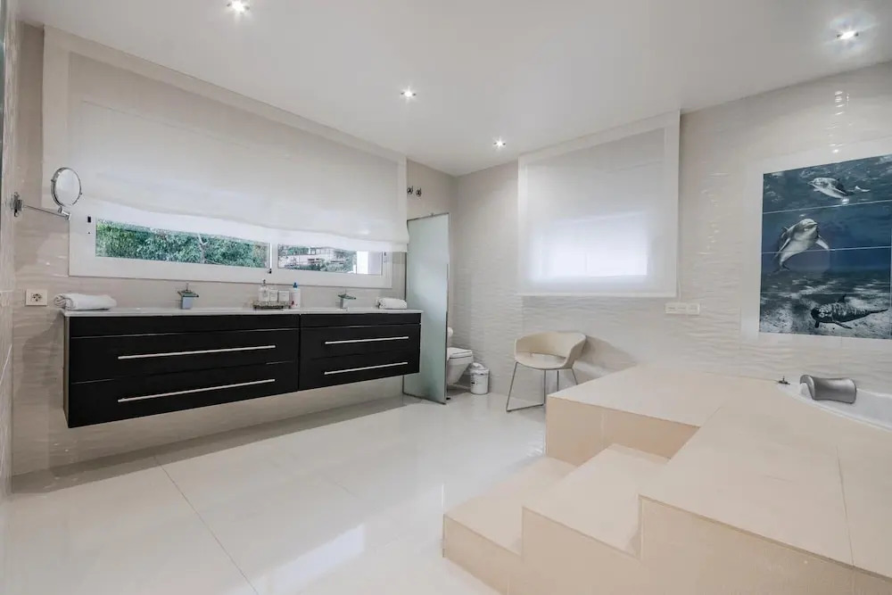 Luxurious Villa. Overflowing Pool 100 Meters From the Beach
