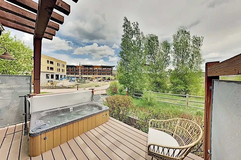 Private Hot Tub & Stunning Views, High Walkability 2 Bedroom Condo