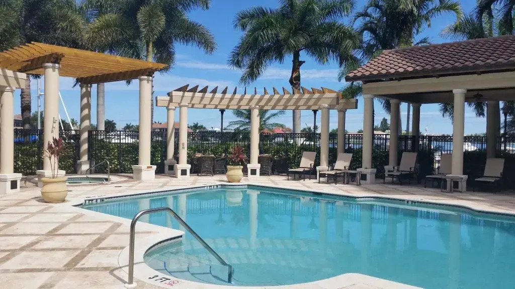 Luxury 3 Bed Condo at Popular Esplanade Overlooking Smokehouse Bay