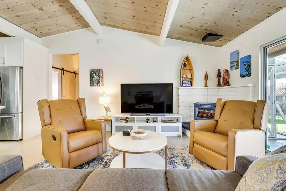 Clear Lake Gem on Canal w/ Dock: Dogs Welcome