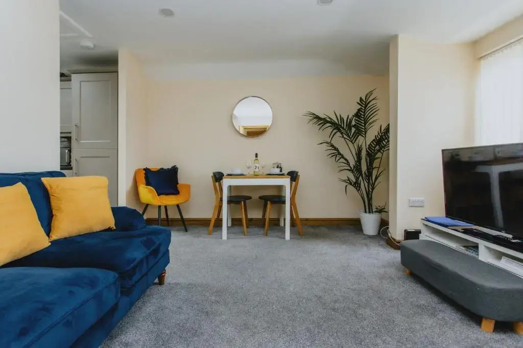 Spacious 2nd Floor Apartment - King Size Bed & Free Parking
