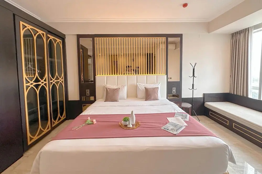 Lavish And Comfy Look Studio At Grand Sungkono Lagoon Apartment