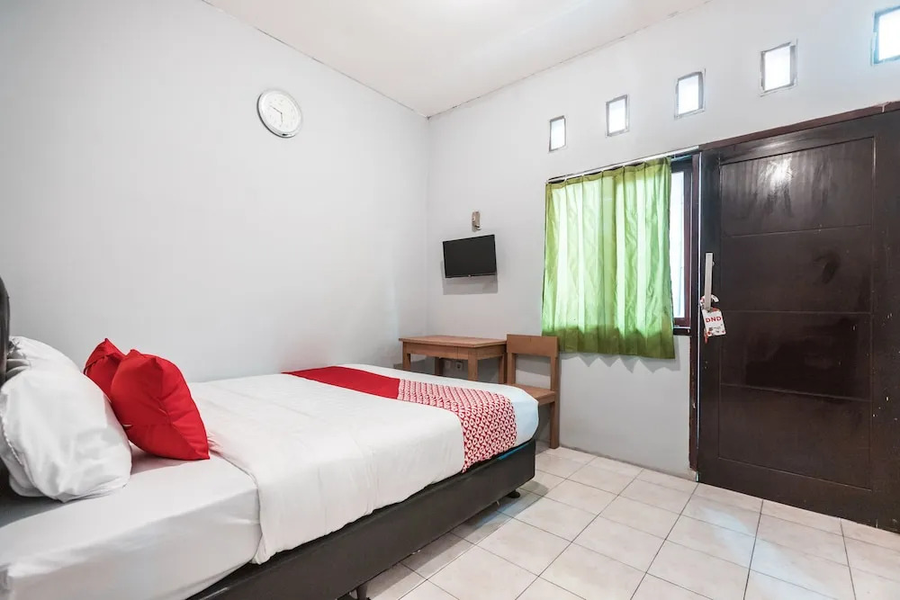 OYO Living 1756 Amira Guest House