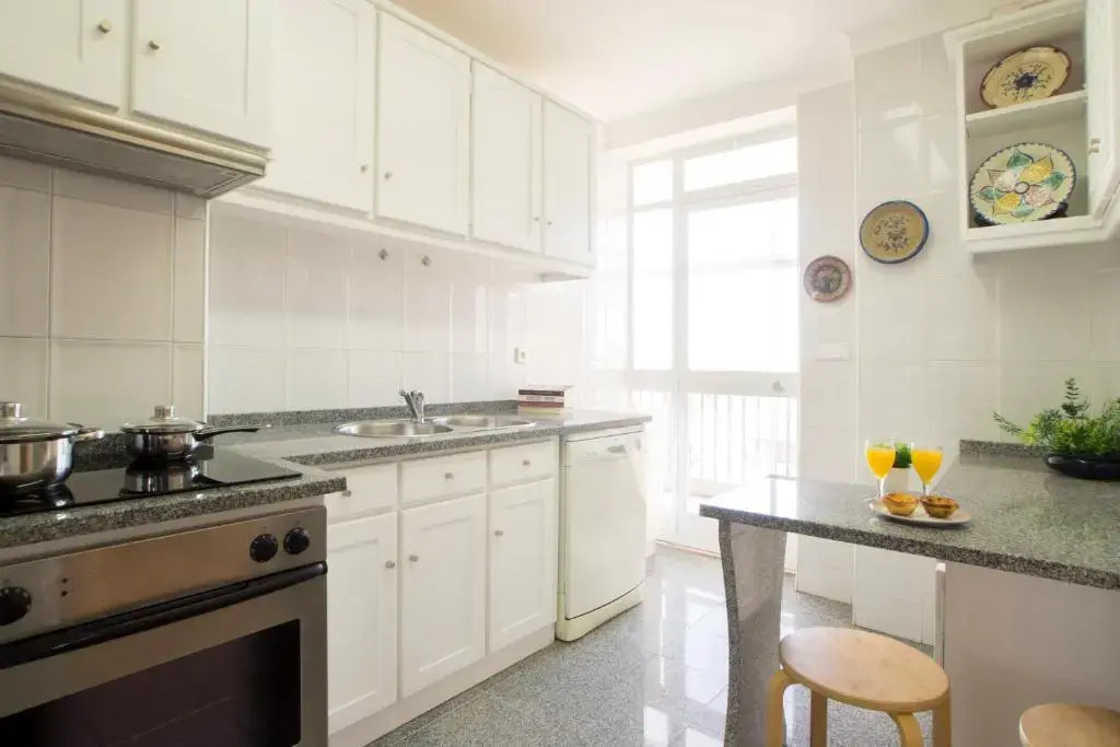 Sunny 4 Bedroom Apartment - with View