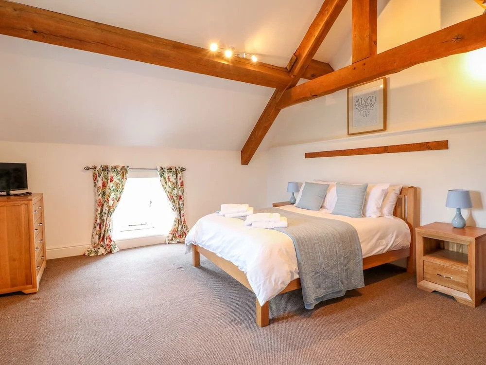 Woodthorpe Cruck Cottage