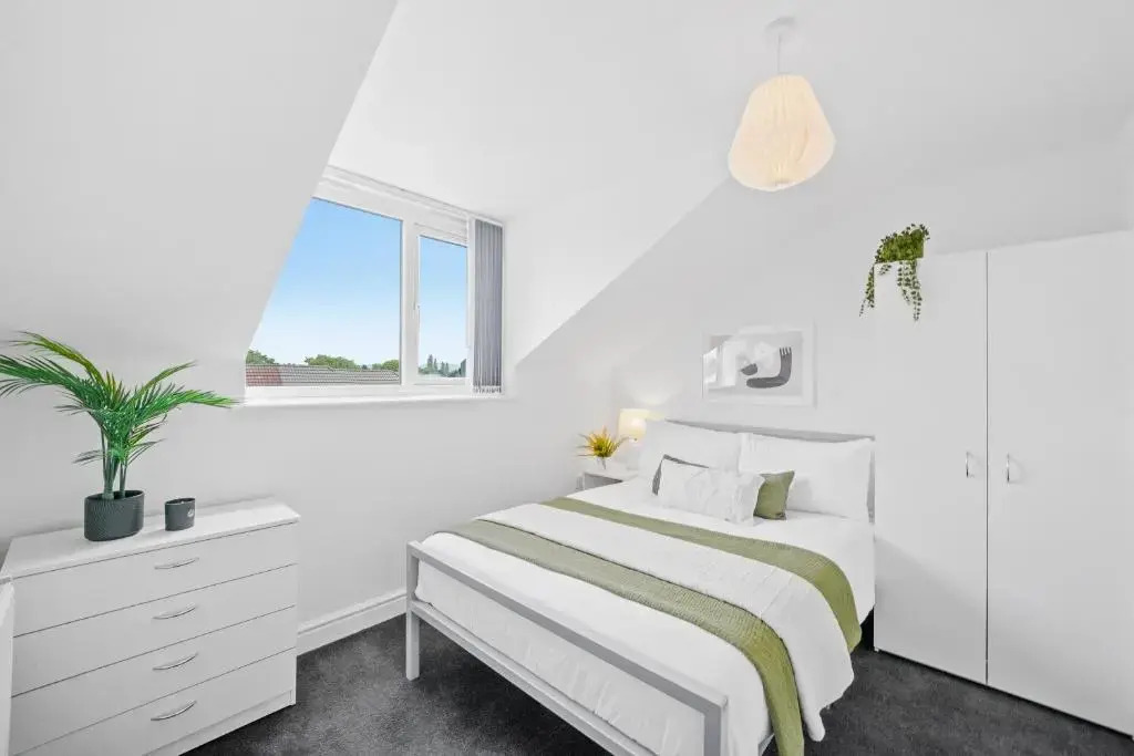 NEW 5 Sarah House by Truestays - 2 Bedroom Apartment - FREE Wifi & Parking