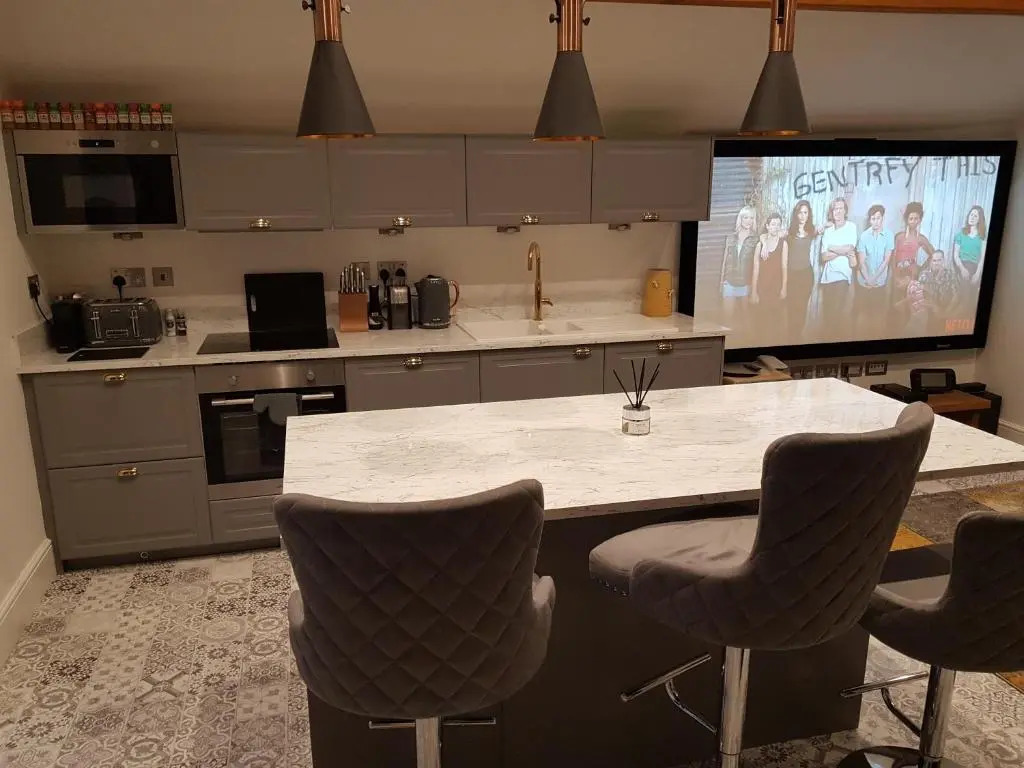 Central Windermere Luxury two bed Apartment Dog Friendly