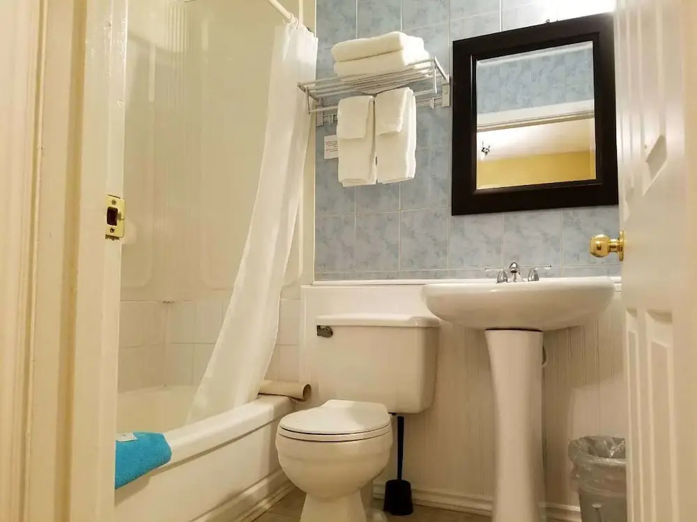 7 West Motel